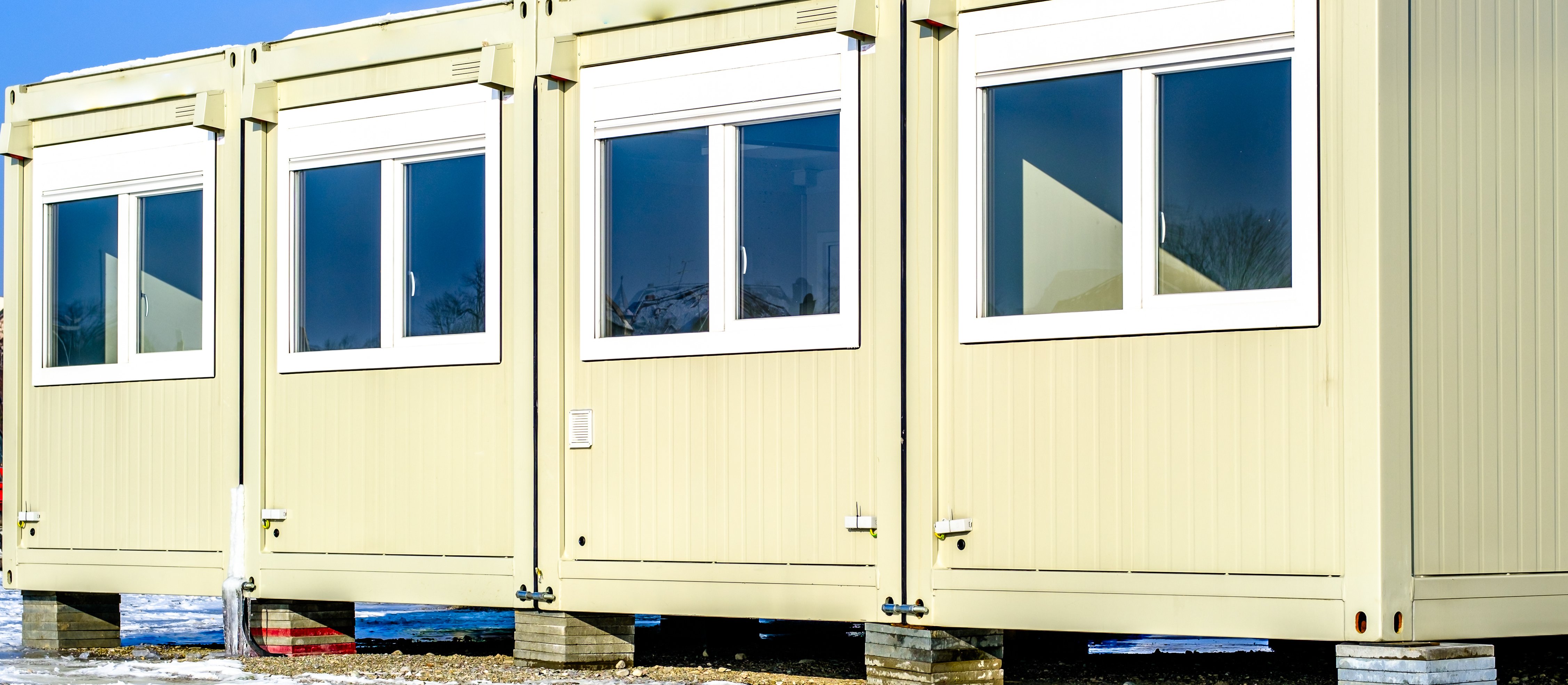 Nie wystarczy, iż stoi, musi być zamocowany. MF o podatku od nieruchomości za mobilne kontenery