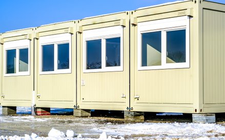 Czy przedsiębiorca wykorzystujący w biznesie mobilne kontenery stojące tylko na bloczkach albo płyci