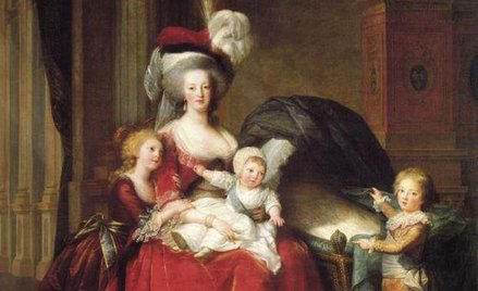 Maria Antonina z dziećmi. Ludwik XVII siedzi na kolanach matki (domena publiczna) Czy pokazać w gale