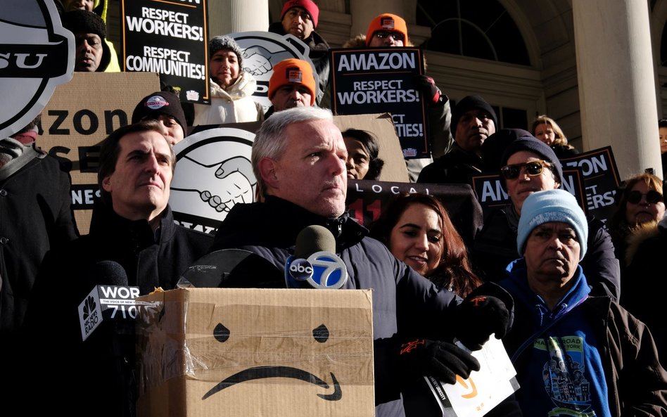 Amazon ma kolejny kłopot. Działalność koncernu już teraz budzi liczne protesty, na zdjęciu demonstra