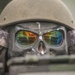Żołnierz 5. Lubuskiego Pułku Artylerii obsługuje samobieżną armatohaubicę AHS Krab podczas ćwiczeń w