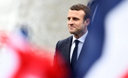 Emmanuel Macron lubi ceremoniał, zachowuje się jak monarcha republikański