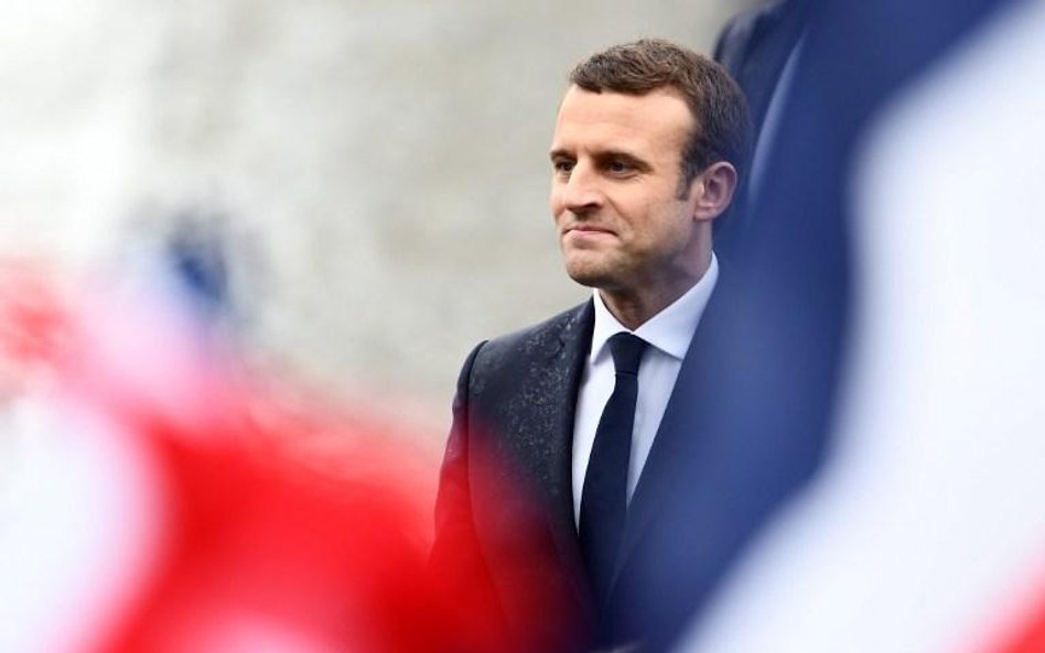 Emmanuel Macron lubi ceremoniał, zachowuje się jak monarcha republikański