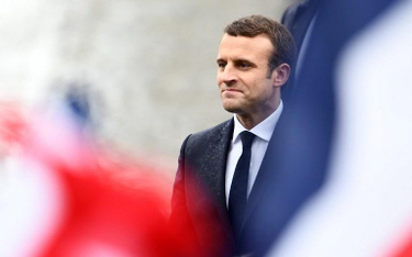 Emmanuel Macron lubi ceremoniał, zachowuje się jak monarcha republikański