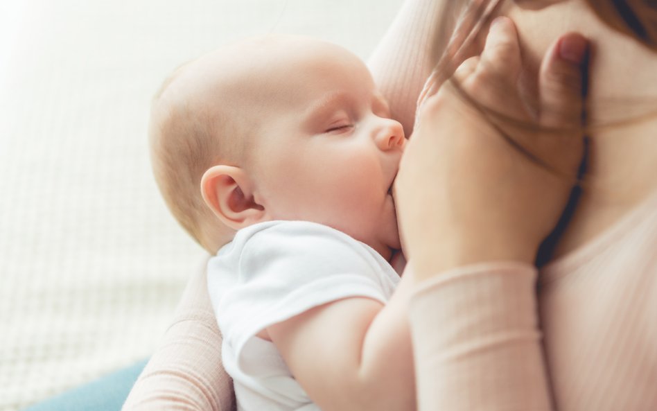 Mama karmiąca piersią na sali rozpraw. Co powinien zrobić sąd