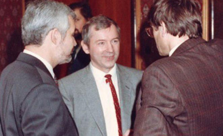 Podczas rozmowy z Leszkiem Balcerowiczem (z prawej) i J.K. Bieleckim w 1991 r. w sali posiedzeń rząd