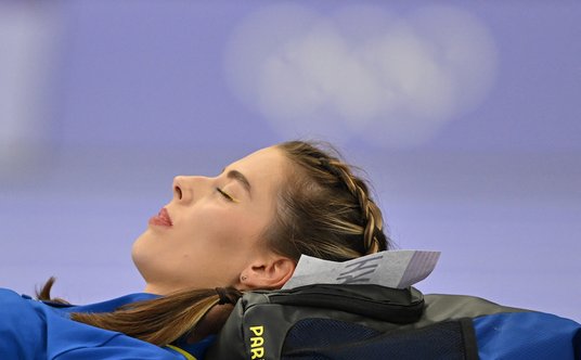 Jarosława Mahuczich drzemiąca w śpiworze podczas finału skoku wzwyż. Takie ujęcia zapewniły jej przy