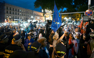 Kontrowersyjna ustawa o „agentach zagranicznych” wywołała protesty i starcia z policją w Tbilisi