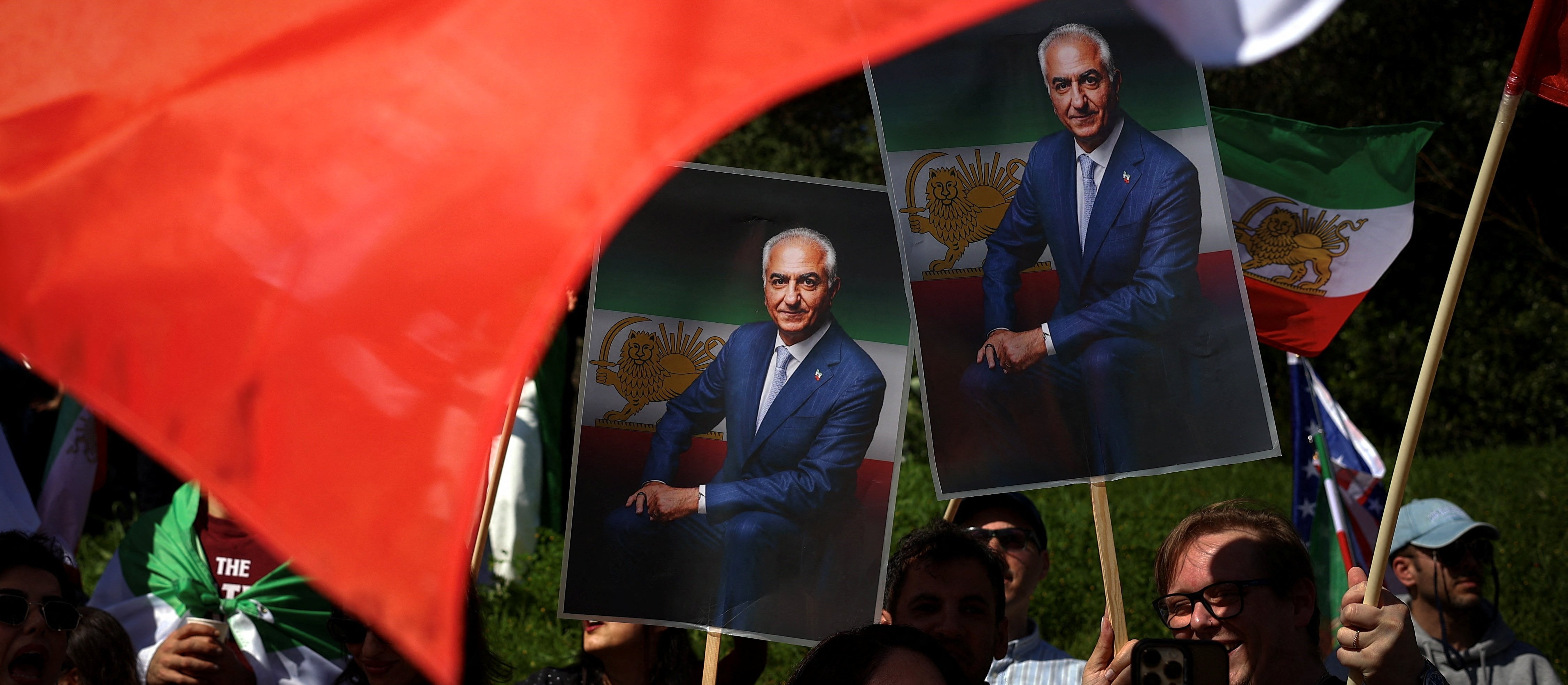 Pahlavi wróci na tron? Irańczycy go chcą, ale Trump się waha