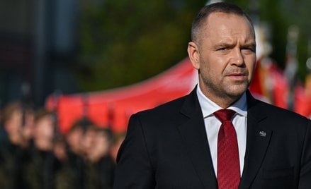Prezydent Karol Nawrocki podczas uroczystości przed Pomnikiem Radomskiego Czerwca 1976 w Radomiu