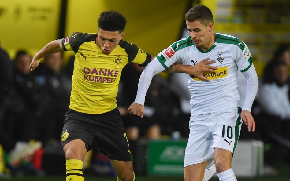 Jadon Sancho (z lewej) uważa, że Bundesliga to najlepsze miejsce dla młodych piłkarzy