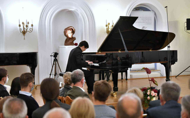Koreański pianista Cho Seong-jin podczas koncertu inauguracyjnego 76 Międzynarodowy Festiwal Chopino