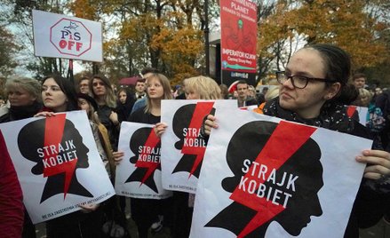 Czarne parasolki wychodzą na ulice