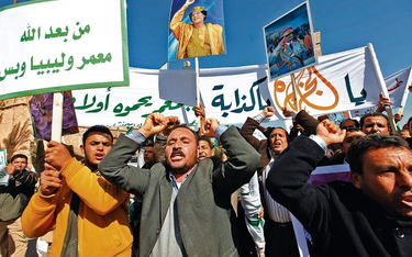 Protesty w Libii. Demonstranci żądają ustąpienia rządzącego krajem od 42 lat Muammara Kaddafiego. fo