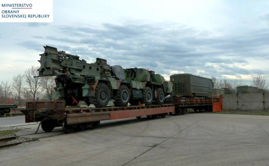Pojazd transportowy wyrzutnia 5P85DU i inne elementy słowackiego systemu S-300PMU załadowane na plat
