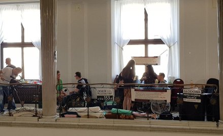 Renta wzrośnie, ale protest niepełnosprawnych trwa