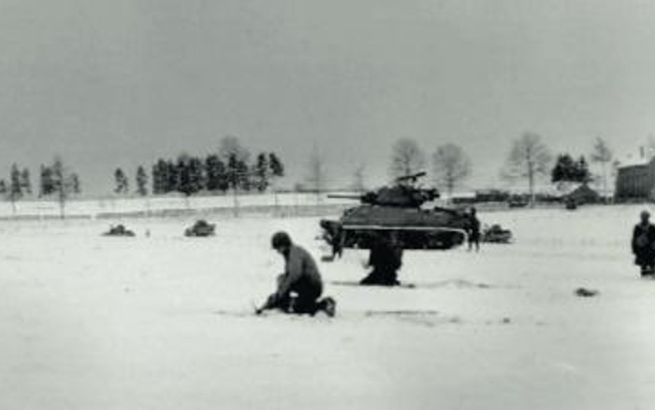 Czołgi 6. Dywizji Pancernej atakują niemieckie pozycje pod Bastogne, 29 grudnia 1944 r.