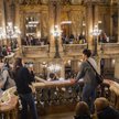 Turyści odwiedzają Palais Garnier między innymi ze względu na piękną klatkę schodową.