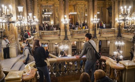 Turyści odwiedzają Palais Garnier między innymi ze względu na piękną klatkę schodową.