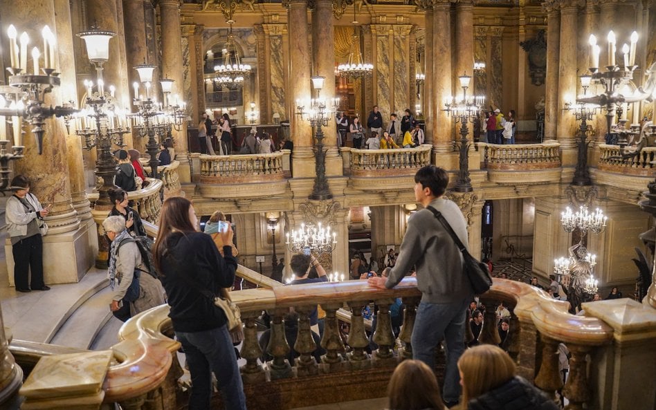 Turyści odwiedzają Palais Garnier między innymi ze względu na piękną klatkę schodową.