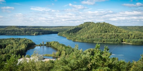 Rowerem przez pływający most środkiem jeziora. Atrakcja zachwyca turystów
