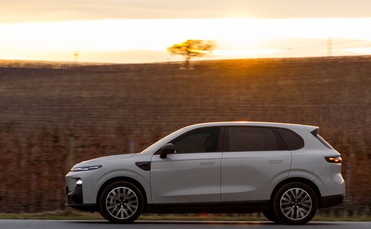 Leapmotor B10Hybrid EV to SUV wykorzystujący technologię REEV, czyli napęd elektryczny wspierany ben