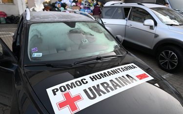 Konwój z pomocą humanitarną przygotowuje się do wyjazdu z magazynu z darami z całej Polski