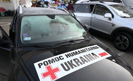 Konwój z pomocą humanitarną przygotowuje się do wyjazdu z magazynu z darami z całej Polski