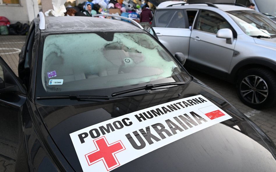 Konwój z pomocą humanitarną przygotowuje się do wyjazdu z magazynu z darami z całej Polski