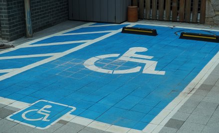 Nowe zasady wydawania kart parkingowych. Samorządy ostrzegają przed nadużyciami
