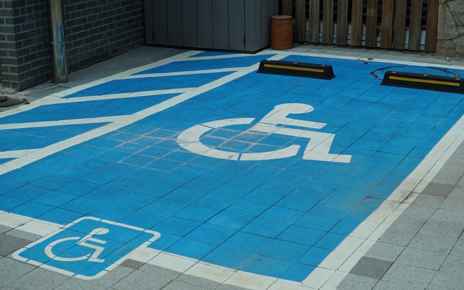 Nowe zasady wydawania kart parkingowych. Samorządy ostrzegają przed nadużyciami