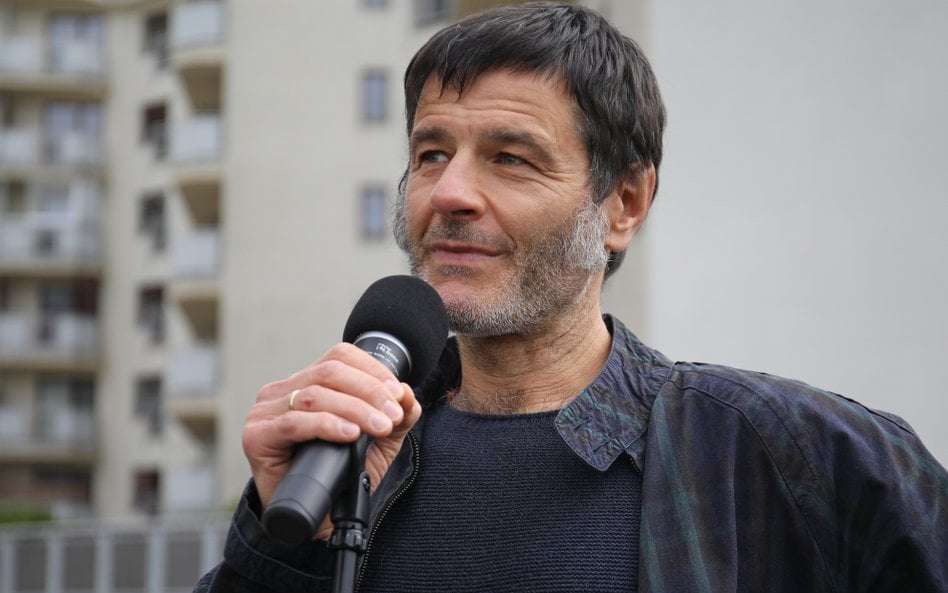 „Sasnal ze swobodą i twórczą autonomią odzwierciedla zarówno analogową, jak i cyfrową rzeczywistość”