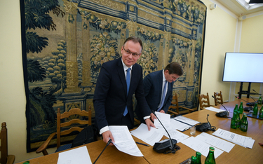 Przewodniczący komisji Marek Kuchciński (P) oraz zastępca przewodniczącego komisji Arkadiusz Mularcz