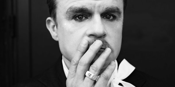 Piotr Rogucki świętuje 30 lat na scenie. Rusza projekt „Rogucki x 30” i trasa „Transmutacje”