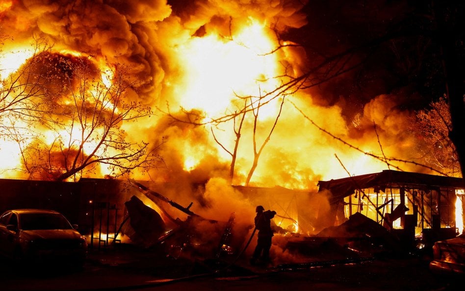 Pożar po nocnym ataku Rosji na Kijów