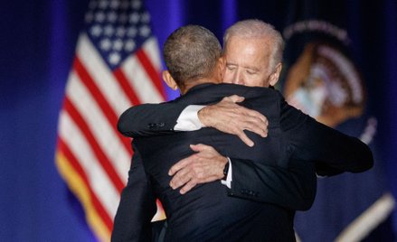 Barack Obama (tyłem) i Joe Biden