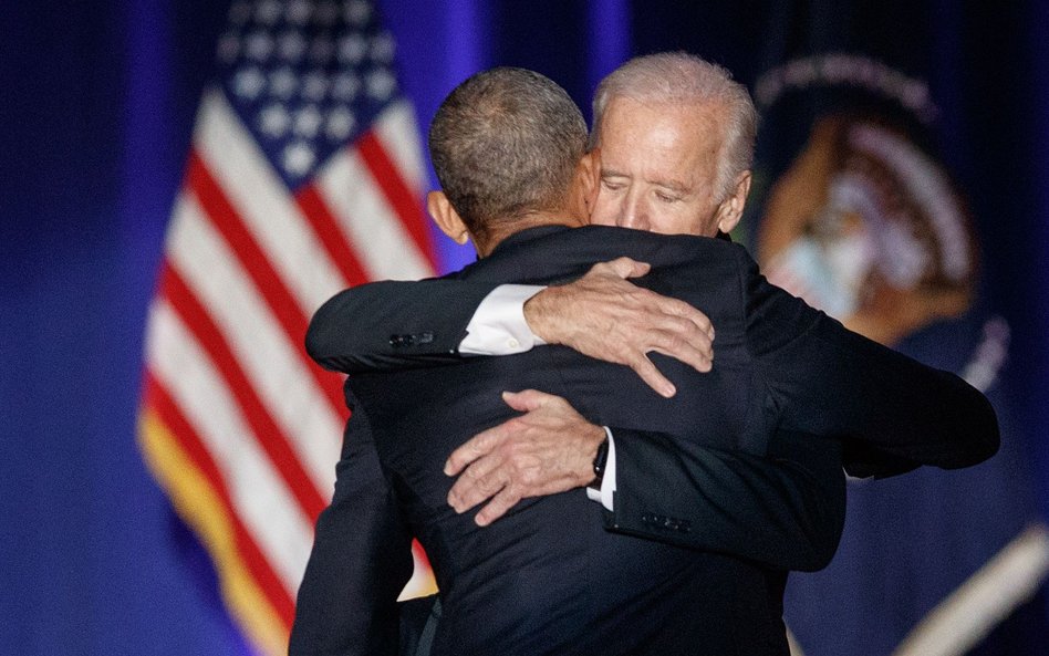 Barack Obama (tyłem) i Joe Biden