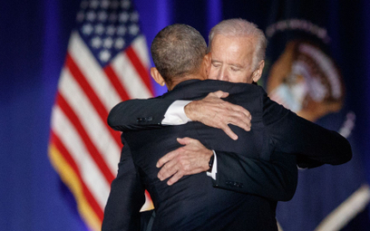 Barack Obama (tyłem) i Joe Biden