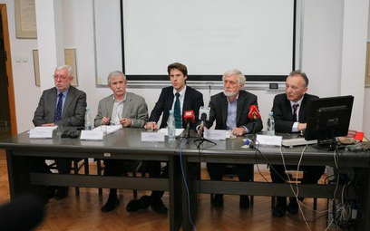 Od lewej Jerzy Stępień, były prezes TK, prof. Ryszard Rapacki z SGH, Maciej Bitner z Wealth Solution