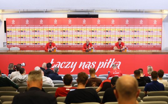 Trener piłkarskiej reprezentacji Polski Michał Probierz (C), kapitan drużuny Robert Lewandowski (P) 