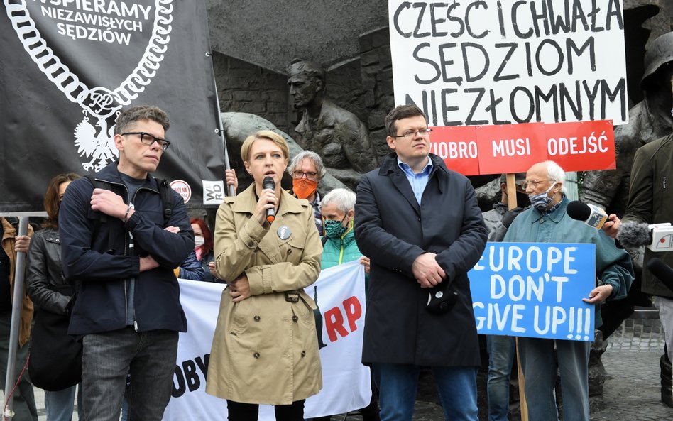 Sędziowie Igor Tuleya, Marta Kożuchowska-Warywoda oraz prezes Stowarzyszenia Sędziów Polskich Iustit