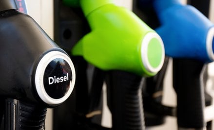 Ceny diesla i benzyn spadają dużo wolniej niż kurs surowca, z którego są produkowane