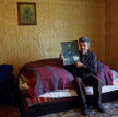 Tadeusz Wolak z fotografią ojca zamordowanego przez Niemców w Cecylówce
