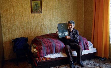 Tadeusz Wolak z fotografią ojca zamordowanego przez Niemców w Cecylówce