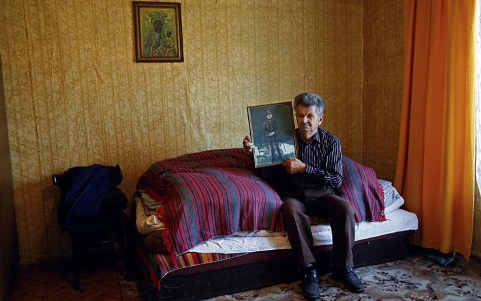 Tadeusz Wolak z fotografią ojca zamordowanego przez Niemców w Cecylówce