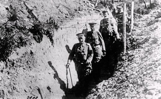 Cesarz Wilhelm II wizytujący niemieckie wojska w czasie I wojny światowej. Za nim widoczny jest gen.