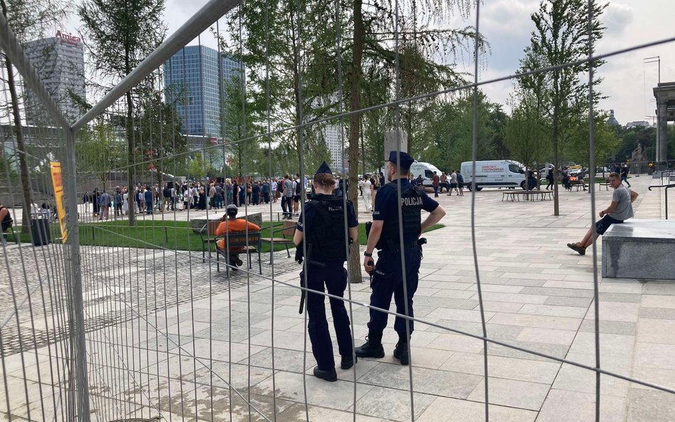 Na miejsce ściągnięto funkcjonariuszy warszawskiej policji