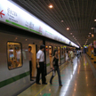 Chiny zakazują "niecywilizowanych zachowań" w metrze
