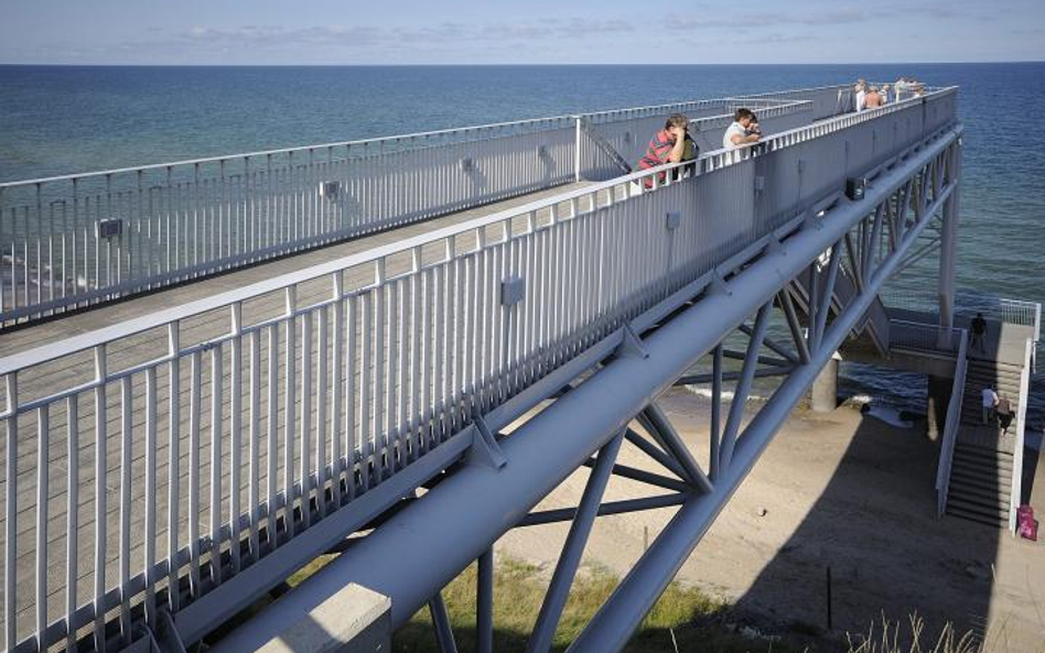 Pozostałości muru po dawnym kościele można podziwiać z 40-metrowej kładki nad plażą