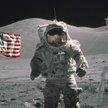 Dowódca misji Apollo 17 Eugene A. Cernan podczas drugiego spaceru po Księżycu w grudniu 1972 r. Zdan